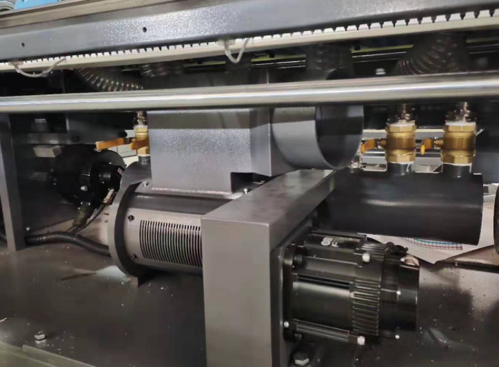 120-600gsm टॉप शीट ऑटो फ्लूट लैमिनेटर 3 प्लाई कोरगेटेड लैमिनेटिंग मशीन