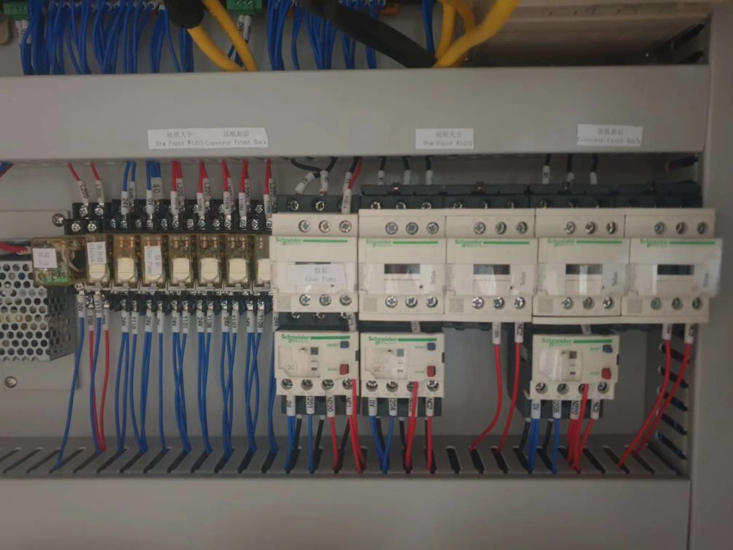 120-600gsm टॉप शीट ऑटो फ्लूट लैमिनेटर 3 प्लाई कोरगेटेड लैमिनेटिंग मशीन