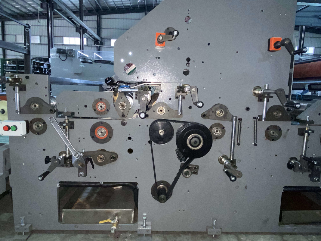 आईएसओ 5 प्लाई बांसुरी लैमिनेटर 30HP 380V नालीदार बॉक्स लेमिनेशन मशीन