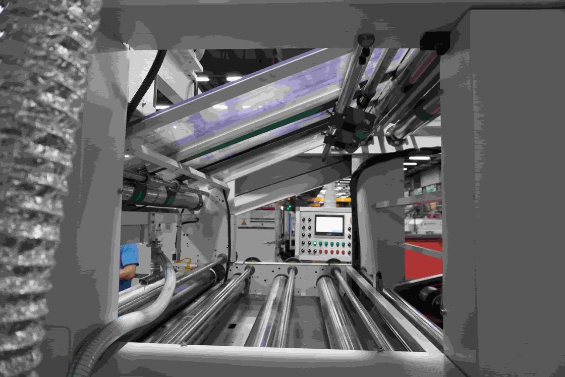 15200 मिमी की कुल लंबाई और 150 मीटर/मिनट की गति के साथ हाई स्पीड कार्डबोर्ड ओवरले डिवाइस